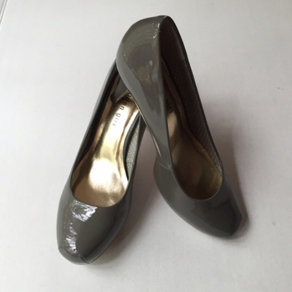 Madden Girl Gray Pumps (Heels)